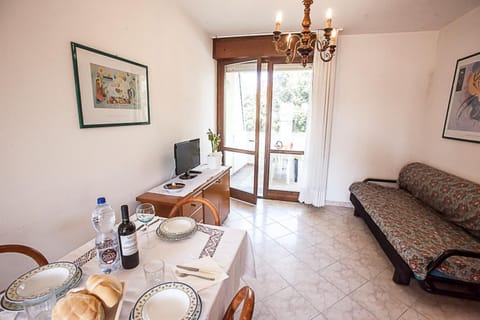 Restaurant/places to eat, TV and multimedia, Seating area