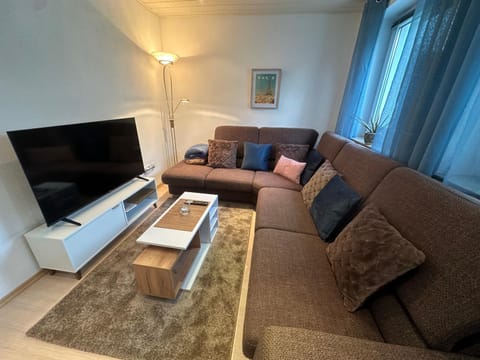 Communal lounge/ TV room, TV and multimedia, Living room