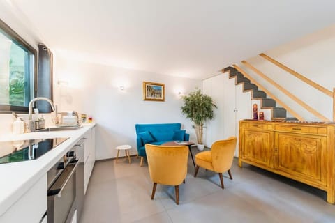 Kitchen or kitchenette, Living room, Seating area