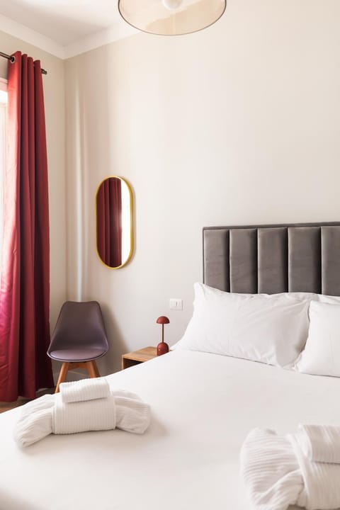 Bed, Photo of the whole room, Bedroom, towels