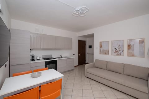 Kitchen or kitchenette, Living room, Seating area, Dining area, dishwasher, pet friendly, stove