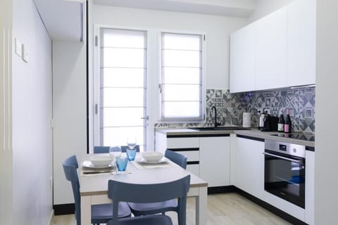 Kitchen or kitchenette, Dining area, oven, stove