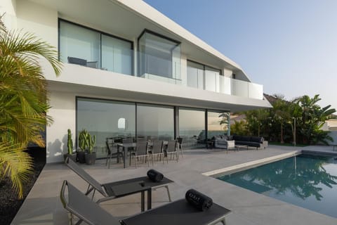 Property building, Patio, Day, Pool view, Swimming pool, sunbed