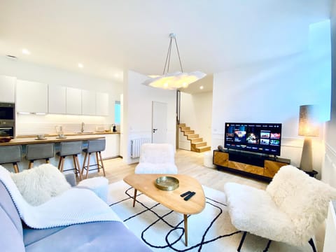 TV and multimedia, Living room, Seating area, Dining area