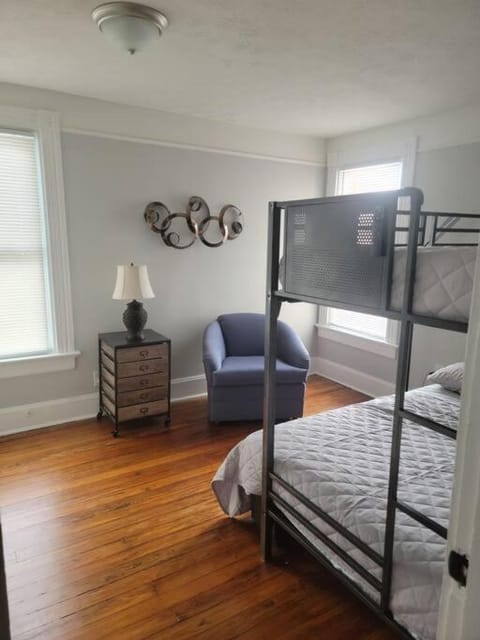 1895 meets 2023 Townhouse. House in Hamilton