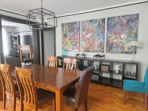 1895 meets 2023 Townhouse. House in Hamilton