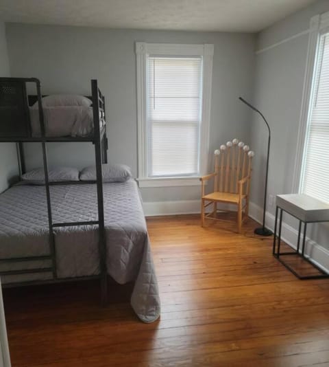 1895 meets 2023 Townhouse. House in Hamilton