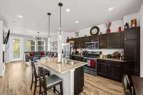 Uptown Avenue - Broomfield House in Westminster