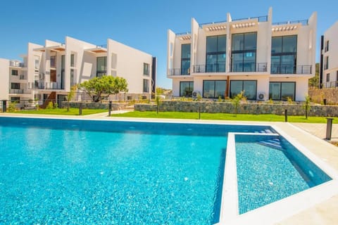 Property building, Day, Pool view, Swimming pool, sunbed