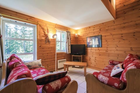 Bed, Living room, Bedroom, fireplace