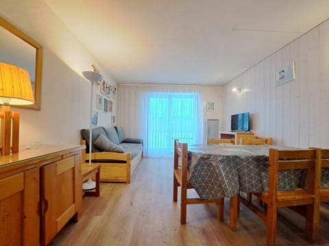 Bed, kitchen