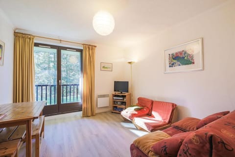 Bed, Living room, fireplace
