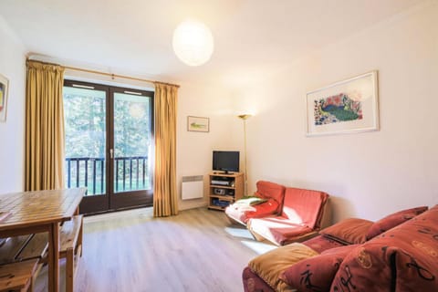 Bed, Living room, fireplace