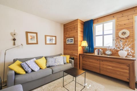 Bed, Living room, fireplace