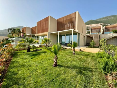 Property building, Natural landscape, Garden, Garden view, Mountain view