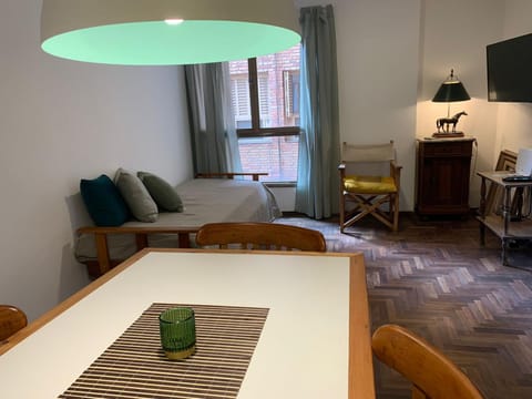 Bed, TV and multimedia, Living room, Photo of the whole room, Seating area, Dining area, hair dresser