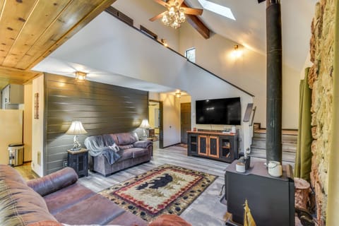 2 Mi to Mi-Wuk Village Cabin with Large Deck Cabin in Mi Wuk Village