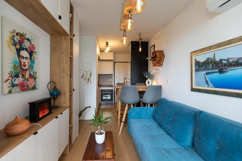 TV and multimedia, Kitchen or kitchenette, Living room, Seating area, Dining area