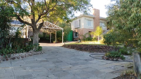 Property building, Spring, Day, Neighbourhood, Natural landscape, Garden, Garden view, Street view