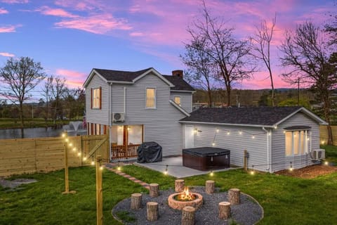 Pondview 4BR Cabin-Walk to Caverns, Hot Tub, Wi-Fi Cabin in Luray