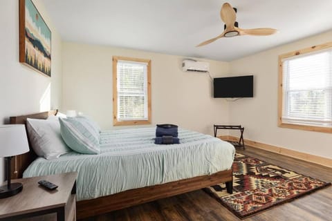 Pondview 4BR Cabin-Walk to Caverns, Hot Tub, Wi-Fi Cabin in Luray