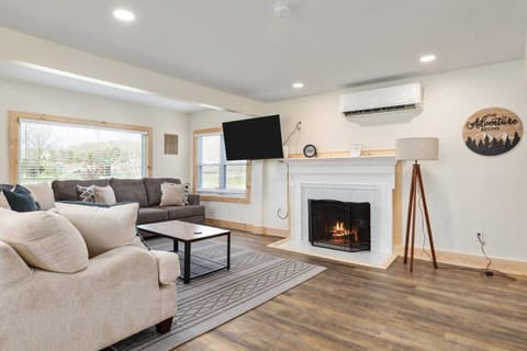 Pondview 4BR Cabin-Walk to Caverns, Hot Tub, Wi-Fi Cabin in Luray