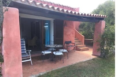 Patio, Day, Garden, Dining area