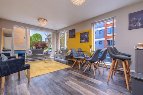 TV and multimedia, Living room, Seating area, Dining area