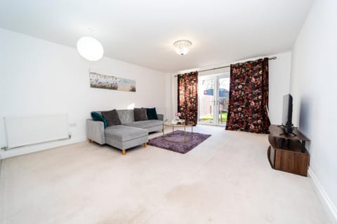 Communal lounge/ TV room, TV and multimedia, Living room, Seating area, Evening entertainment