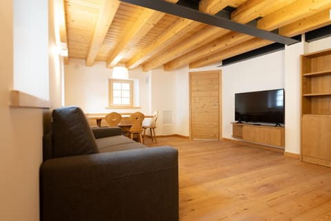 Communal lounge/ TV room, TV and multimedia, Living room, Seating area, Evening entertainment