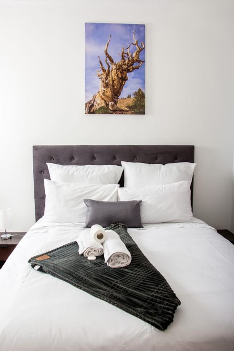 Bed, Bedroom, towels