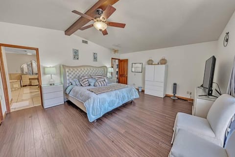 Bed, TV and multimedia, Photo of the whole room, Bedroom, fireplace, wardrobe