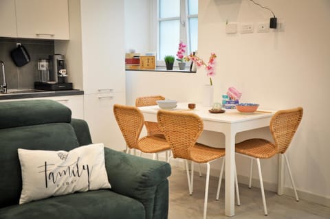 Kitchen or kitchenette, Seating area