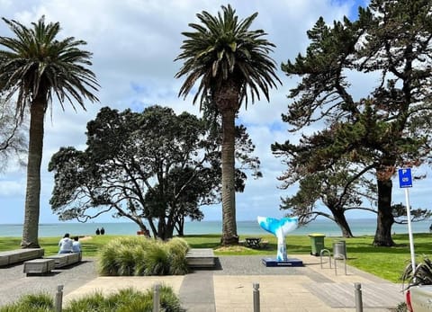 Neighbourhood, Beach