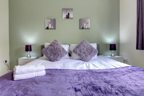 Bed, Bedroom, towels