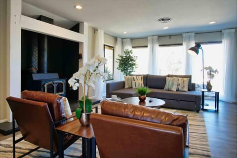 Communal lounge/ TV room, TV and multimedia, Living room, Seating area