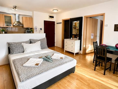 Bed, Photo of the whole room, Seating area