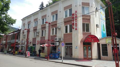 Facade/entrance