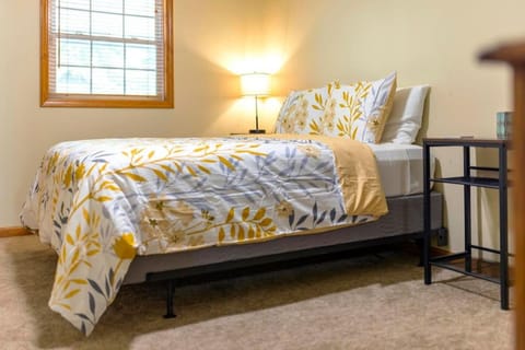 Lakefront Cottage near Bristol & Johnson City House in Bristol