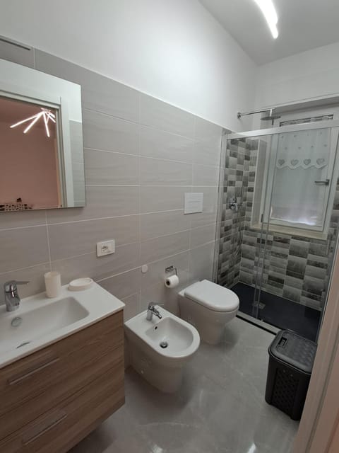 Shower, Toilet, Bathroom, Bath, bidet, towels