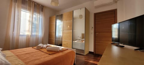 Bed, TV and multimedia, Photo of the whole room, Bedroom, wardrobe, air conditioner