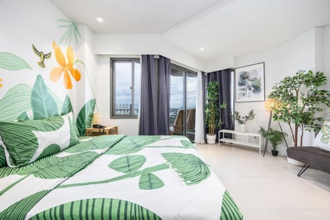 Bed, Photo of the whole room, Seating area, Bedroom