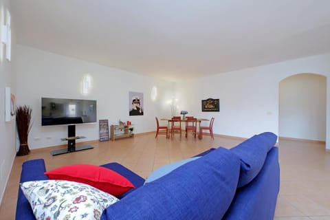 Communal lounge/ TV room, TV and multimedia, Living room, Seating area, Evening entertainment