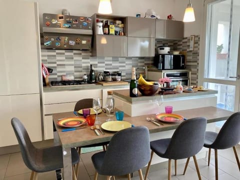 Kitchen or kitchenette, Living room, Seating area, Dining area, minibar, pet friendly