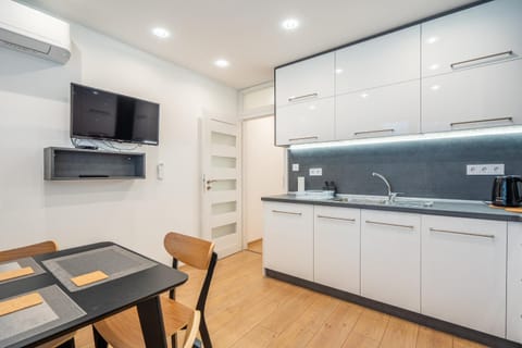 TV and multimedia, Kitchen or kitchenette, Dining area, pet friendly, stove, air conditioner