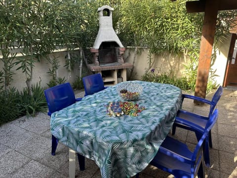 Patio, Day, Garden, Dining area, Garden view