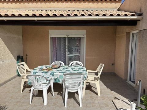 Patio, Day, Balcony/Terrace, Dining area, sunbed