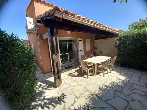Property building, Patio, Balcony/Terrace