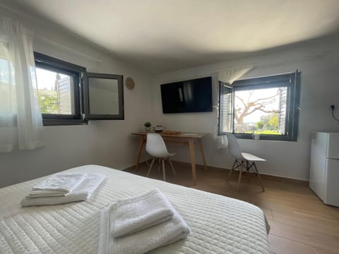 Bed, TV and multimedia, Bedroom