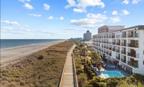 Oceanfront * Pool * Elevator * Boardwalk Apartment in Carolina Beach